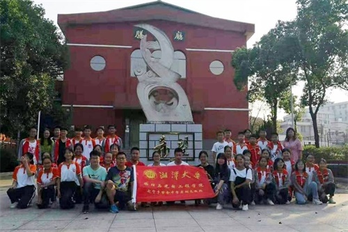 图为团队成员与学生合照.jpg